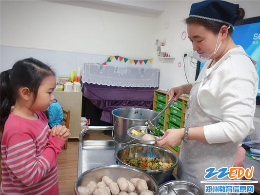 1陈媛媛老师根据孩子的进餐情况盛适量饭菜