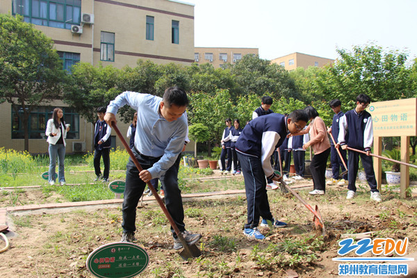 4同学们走进“心田物语”劳动教育农耕文化课程基地学习实践_副本