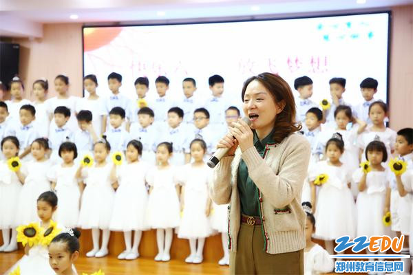 2党总支书记、园长张莉为孩子们送上节日祝福