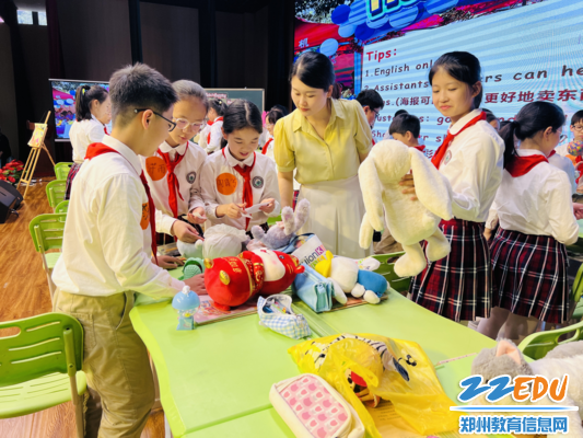 郑东新区聚源路小学教育集团西校区栗菁老师进行单元课例展示