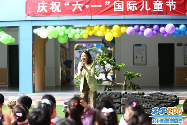 1幼儿园党总支书记、园长张莉致辞