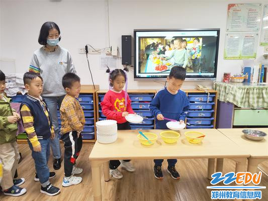 2.幼儿展开模拟取餐活动