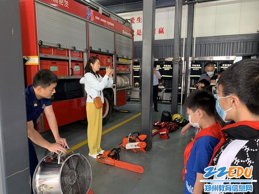 小学生前往消防站现场学习消防知识