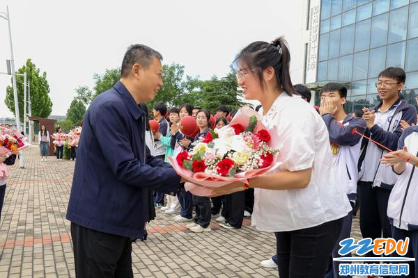 7.副校长张继波给老师赠送鲜花