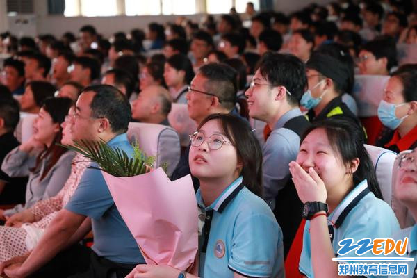 同学们观看三年高中生活视频