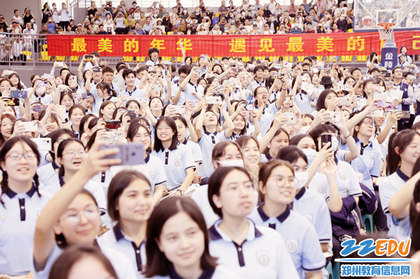 8现场气氛热烈_副本