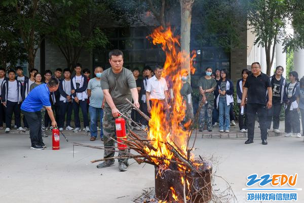 7.灭火组成员进行灭火器的实战演练