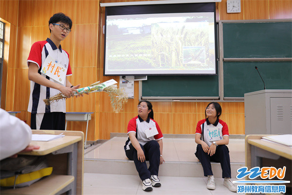 1学生认真表演