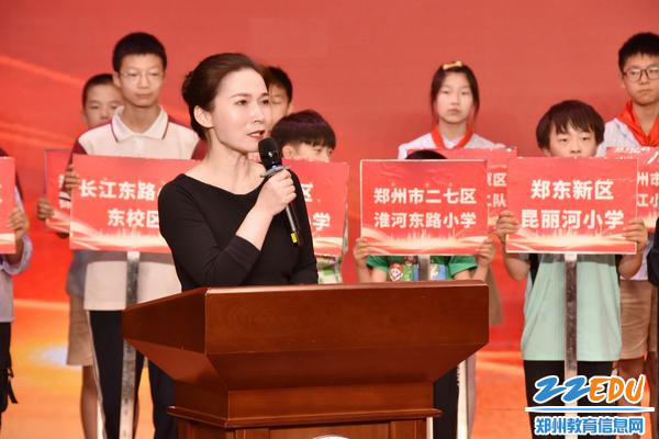 尊龙凯时经济技术开发区第六中学党支部书记、校长岳丽鸽致欢迎词