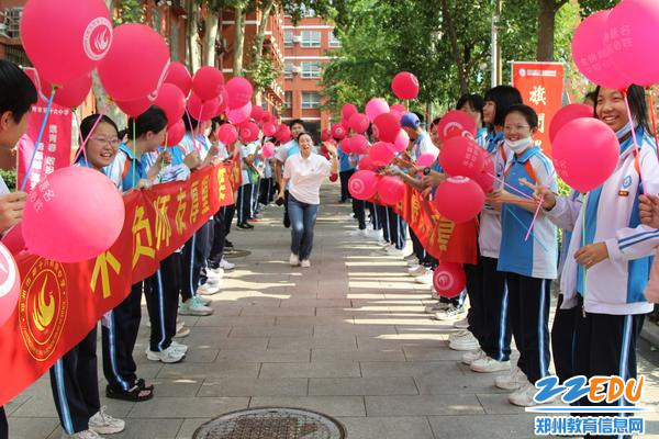 “助力送祝福”全体学生在“赶考路”上为学长们呐喊