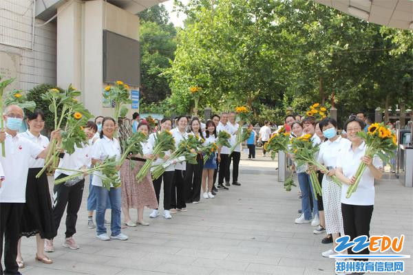 “一举夺魁”全体九年级教师为毕业学子送上向日葵与祝福