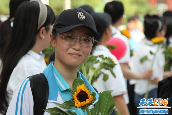 “一举夺魁”毕业学子手持向日葵与母校挥手道别