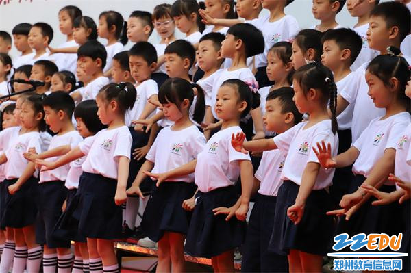 7.大班幼儿韵味十足地演绎豫剧《花木兰》选段