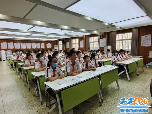 学生认真聆听学习