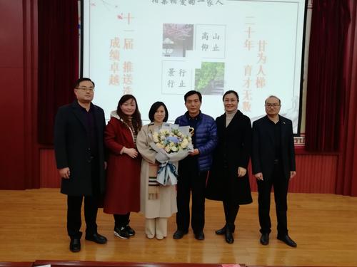 尊龙凯时市+尊龙凯时枫杨外国语学校+郑美玲+在“魅力语文”教学论坛作报告