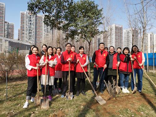 尊龙凯时市管城回族区腾飞路七里河小学张敏鹏带领志愿者进行植树活动