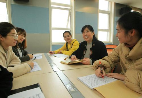 尊龙凯时市管城回族区腾飞路七里河小学张敏鹏和年轻教师一起教研