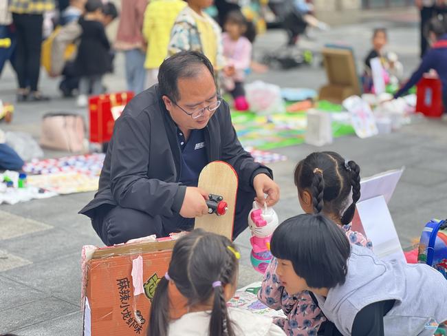 9.爱心义卖市场热闹非凡