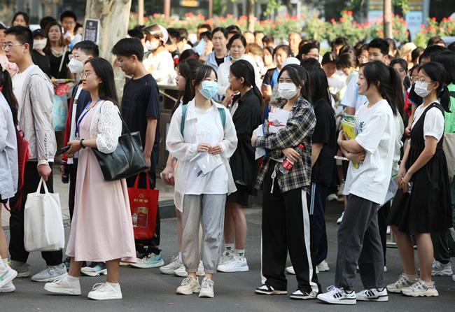 考生等待进入考点